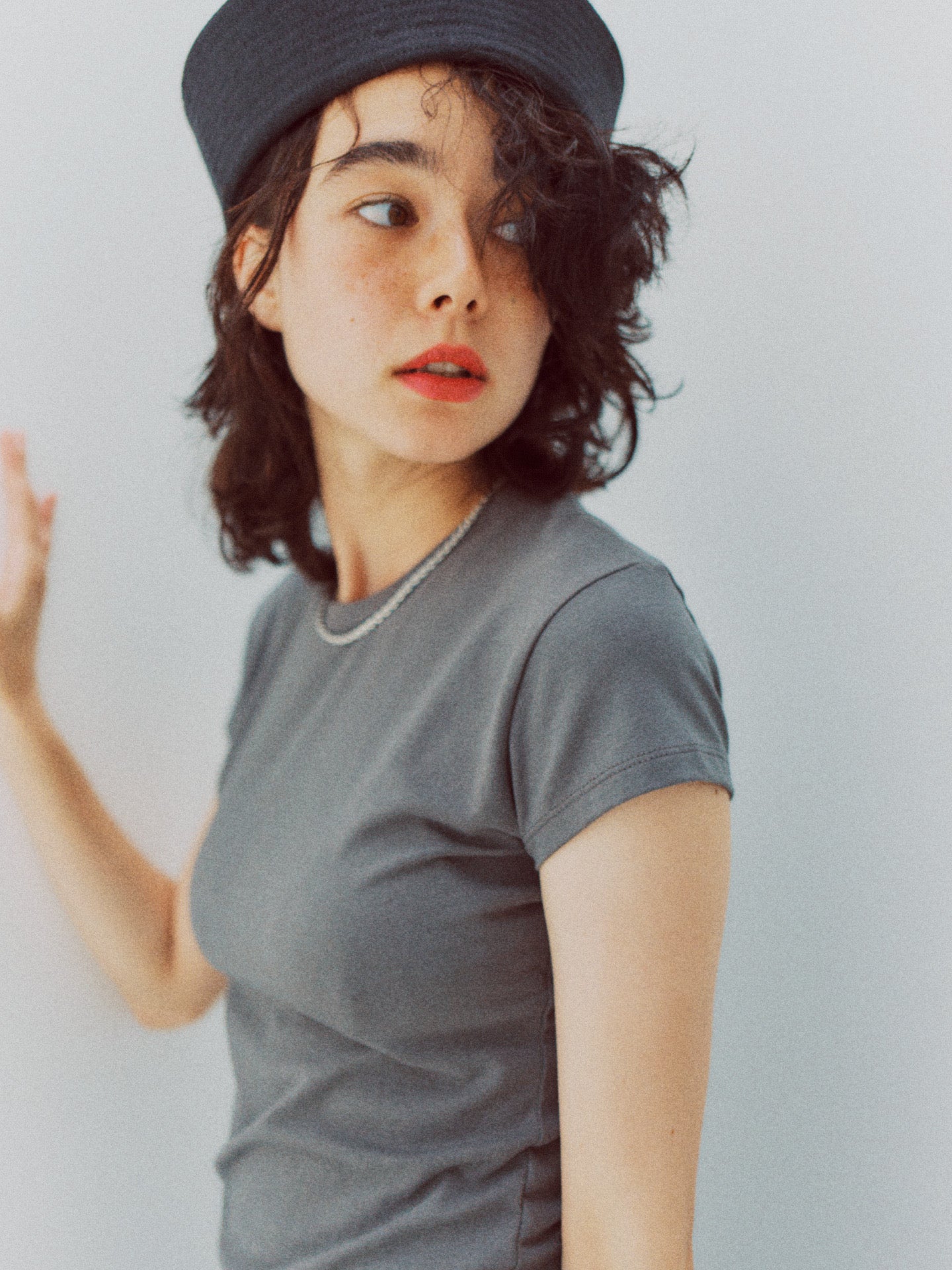 KIKI BABY TEE (charcoal gray)