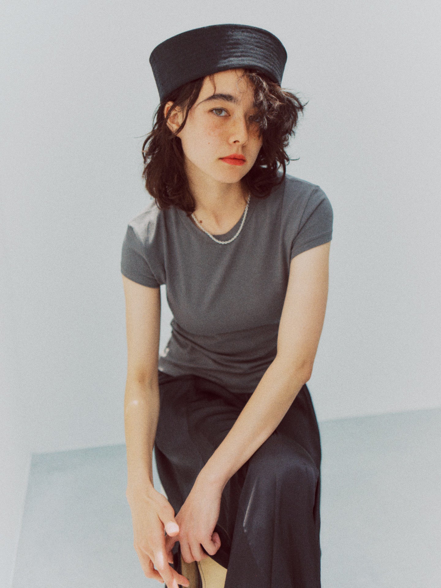 KIKI BABY TEE (charcoal gray)